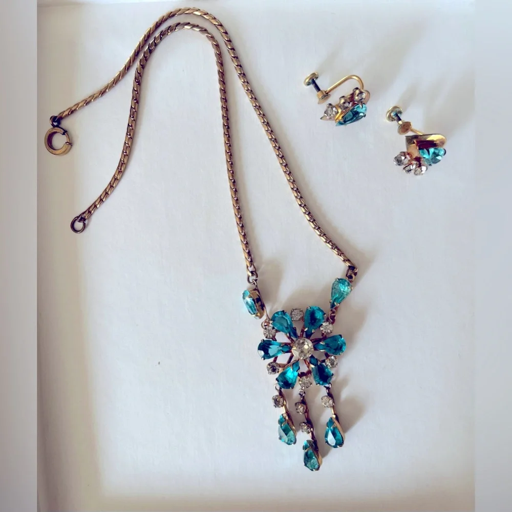 Vintage set/demi-parure
Gold filled
Necklace and Earrings - Picture 2 of 3